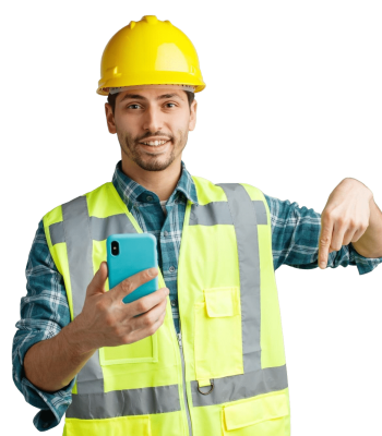 joven-ingeniero-sonriente-casco-seguridad-uniforme-sosteniendo-telefono-movil-mirando-camara-apuntando-abajo-aislado-fondo-blanco